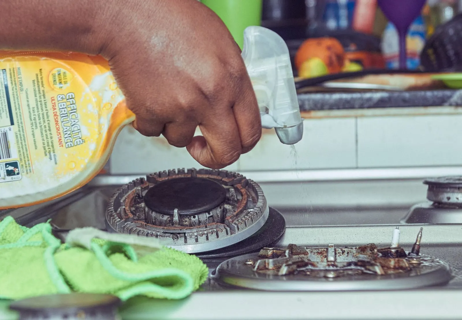 Nettoyage et dégraissage d’une cuisine lors d’un ménage à domicile à Lyon