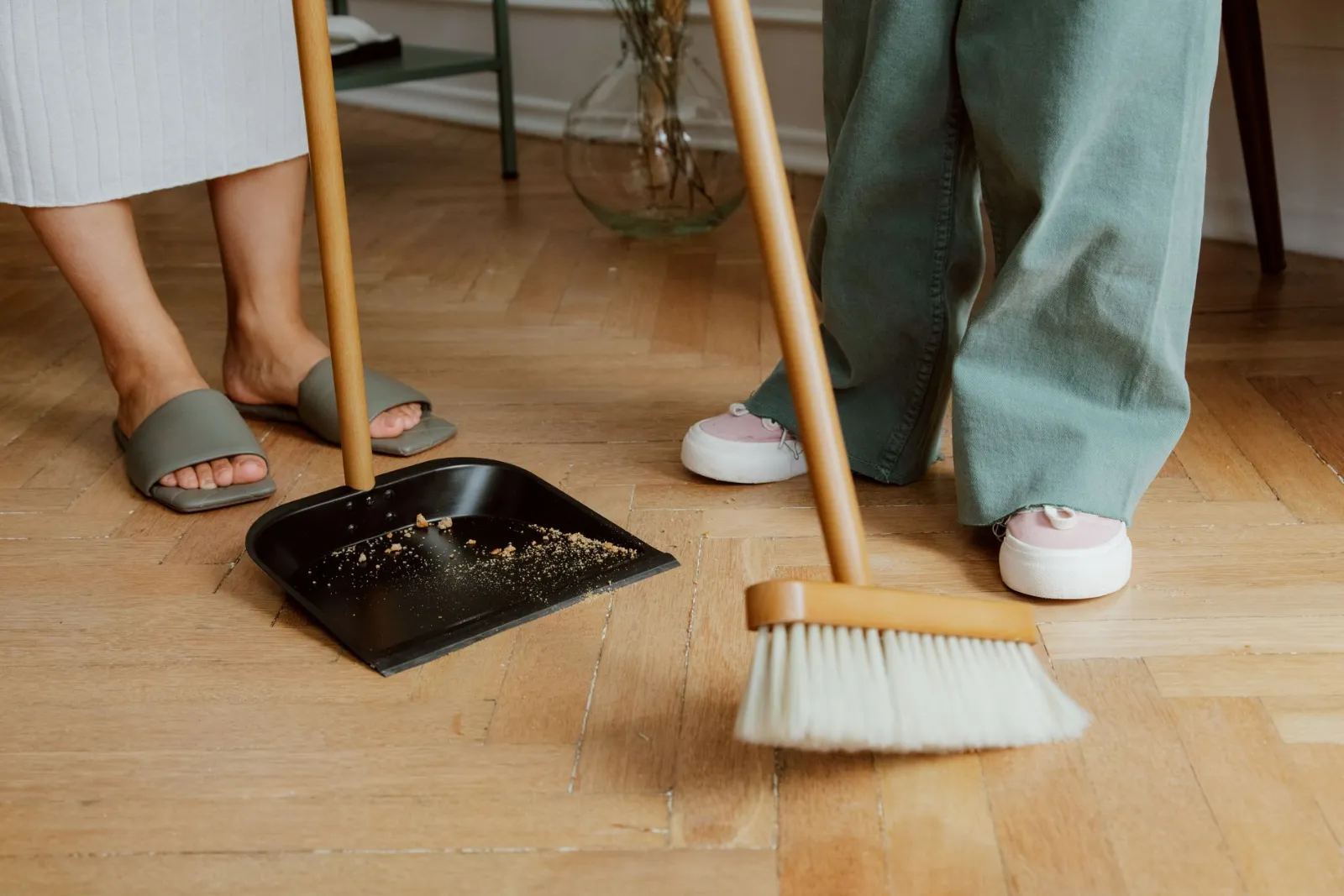 Balayage d’un parquet ancien lors d’un ménage à Lyon 6e