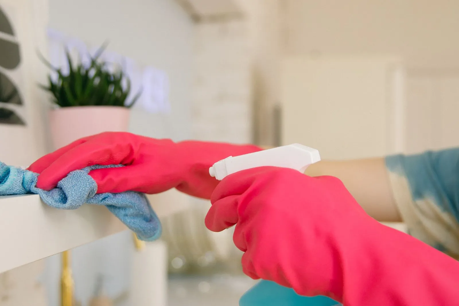 Nettoyage d’une salle de bain lors d’un ménage à Lyon 7e