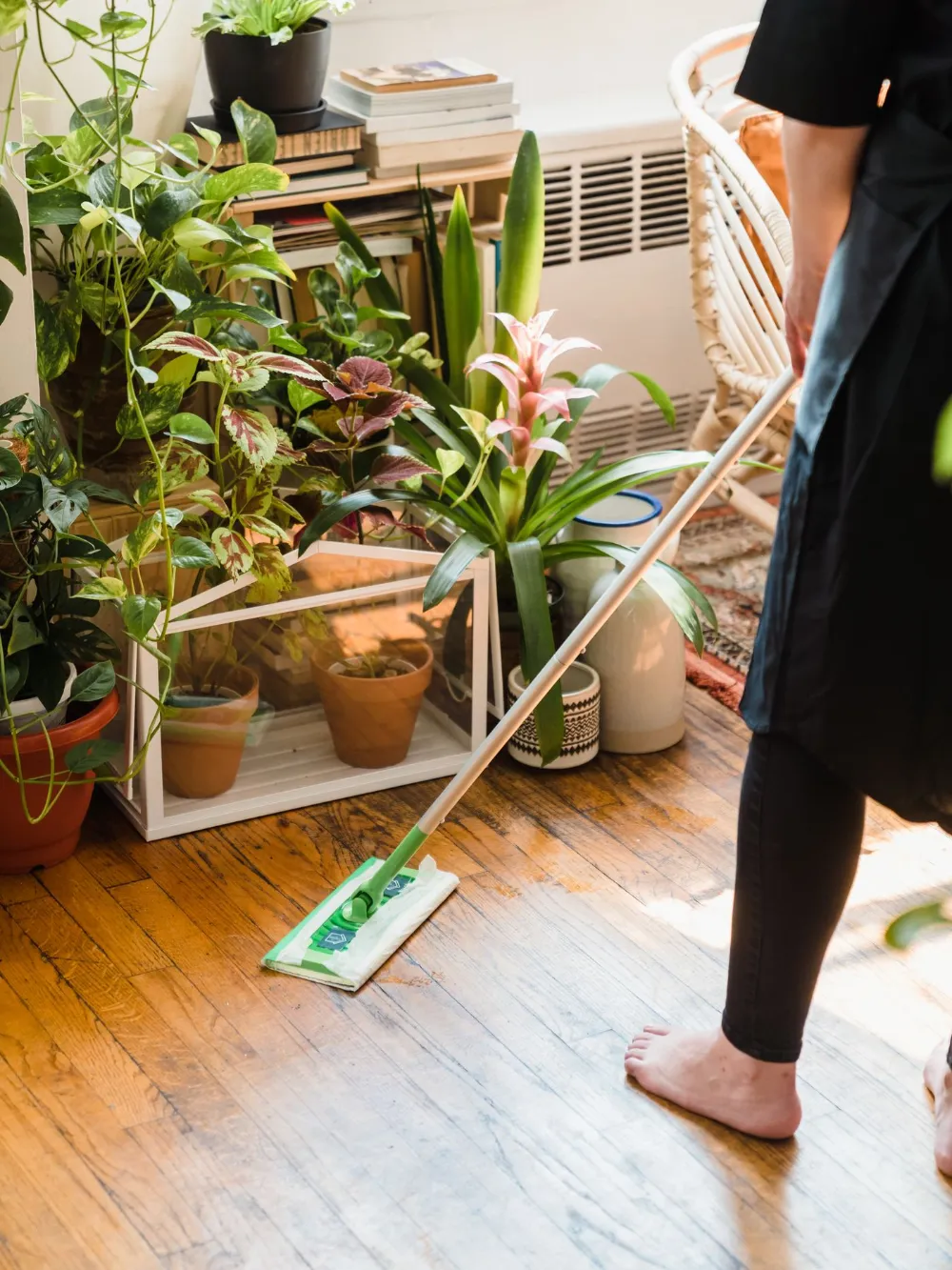 Lavage du parquet pendant le nettoyage d’un appartement à Lyon