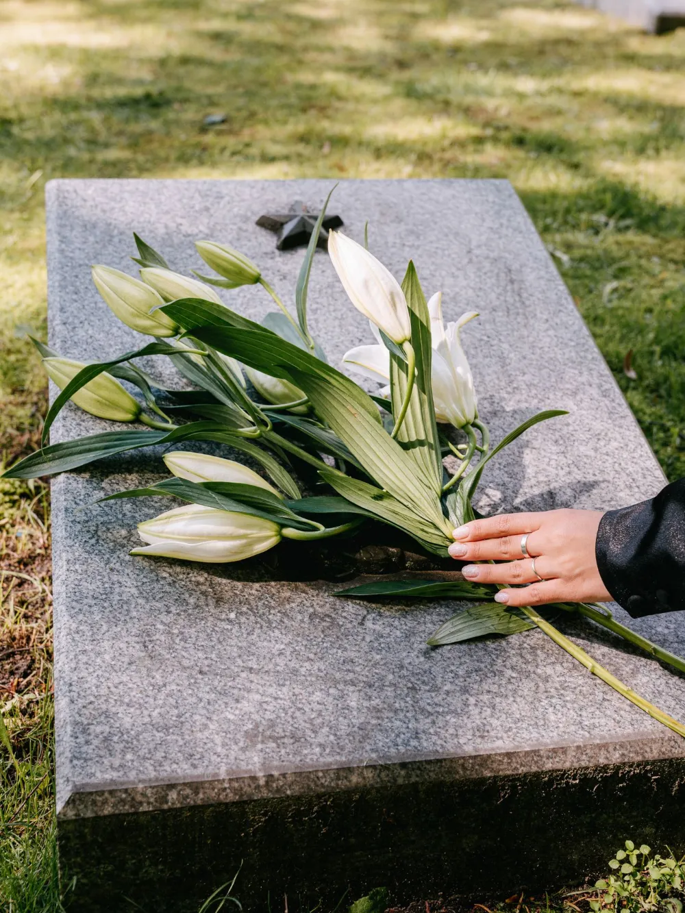 Sépulture entretenue et fleurie dans un cimetière de la région lyonnaise